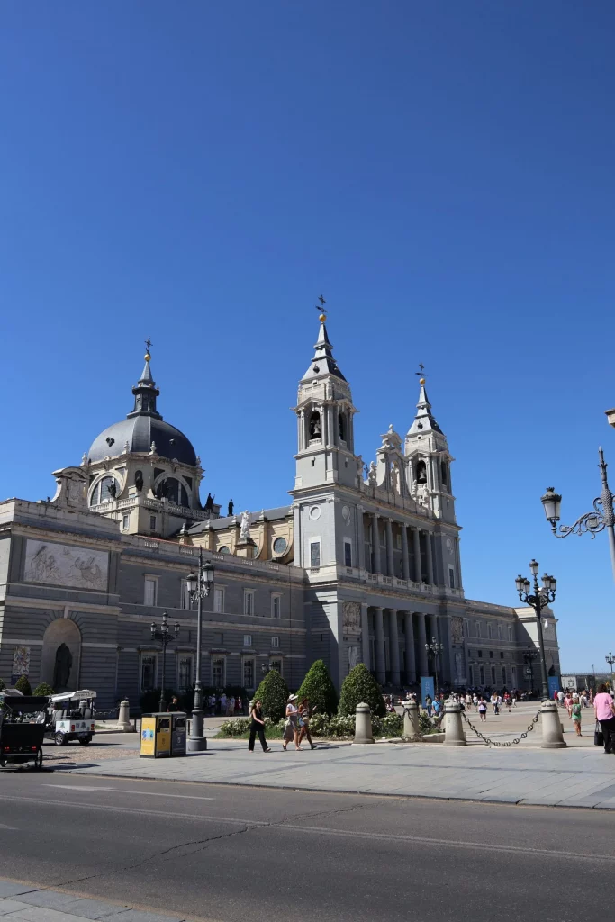 Fachada de la Catedral de la Almudena de Madrid bajo un cielo azul despejado