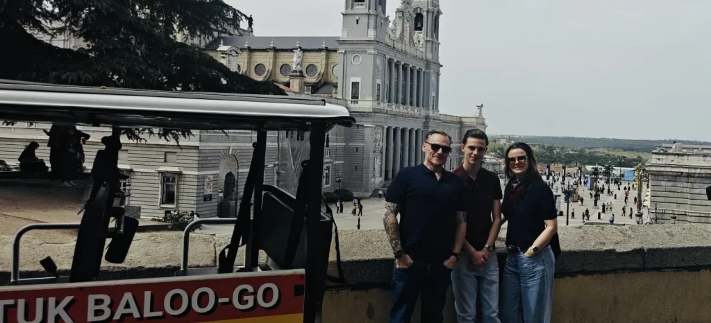 Tuk tuk de Baloo-Go con un grupo de clientes posando frente a la Catedral de la Almudena de Madrid