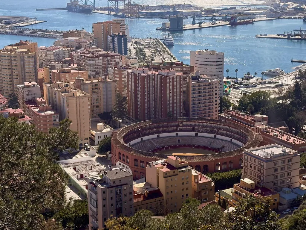Vista aérea desde el castillo de Gibralfaro de la plaza de toros de La Malagueta y el puerto de Málaga